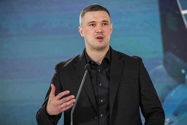 Хиляди на протест срещу Зеленски, уволни любимия им министър