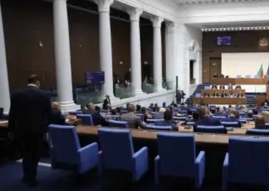 Радев, вицепремиерът Александър Пулев и още 11 министри ще участват в редовния парламентарен контрол