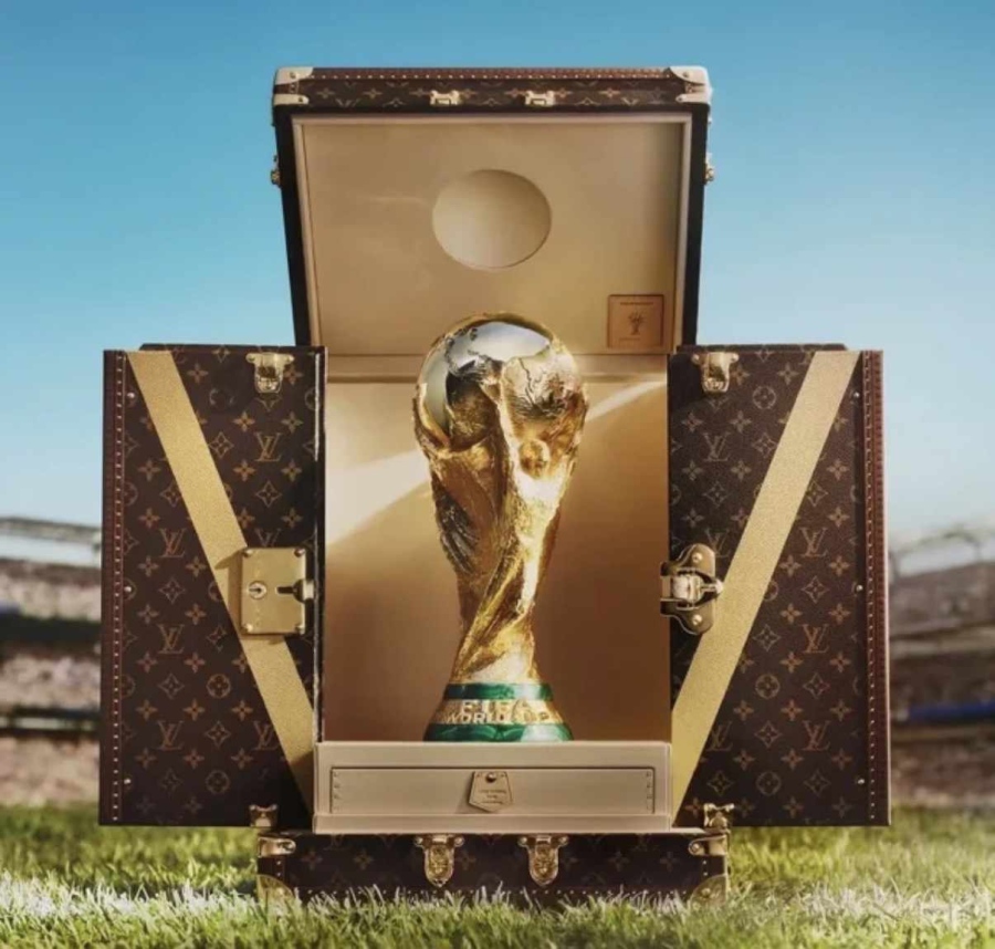 Louis Vuitton представи официалния куфар за трофея на Световното първенство 2026