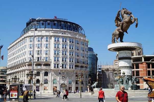 След вълна от подигравки махнаха билборд на входа на Скопие