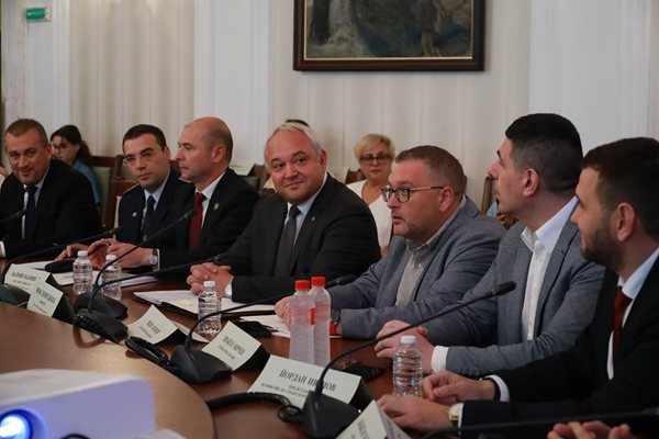 Иван Демерджиев: Липсват цели елементи от мантинелите, тировете масово сменят гуми след проверките