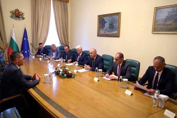 Американски оръжеен гигант на преговори с Румен Радев
