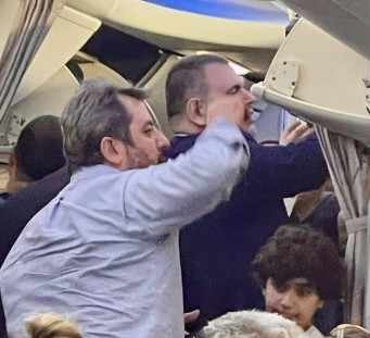 Пеевски започна да пътува като простосмъртен без НСО и частни самолети (СНИМКИ)