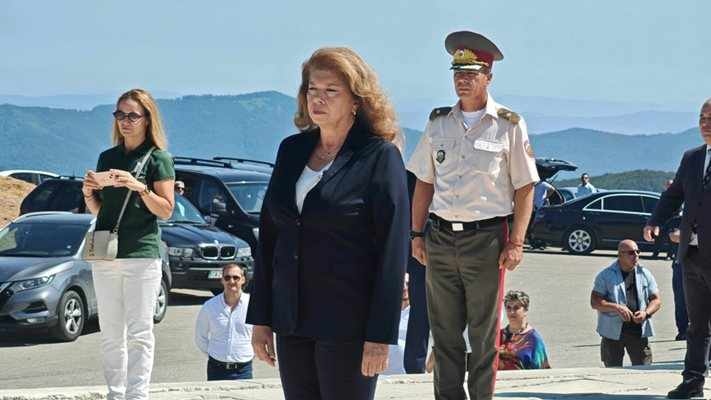 Йотова: Защо не поискаха консултативен съвет през февруари, когато 15 самолета бяха на Летище София