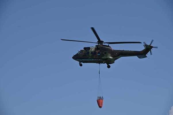 Военни и хеликоптер Кугар участват в гасенето на пожара край полигона Корен