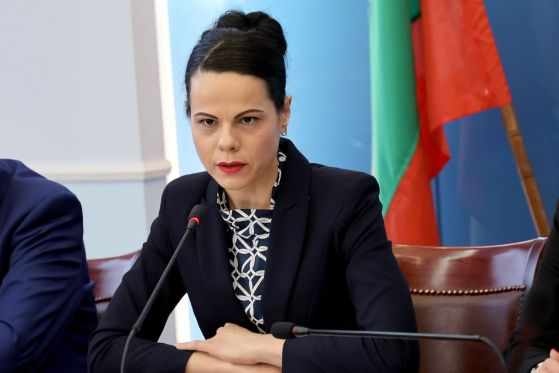 Министър Ивкова маха трима от МЗ