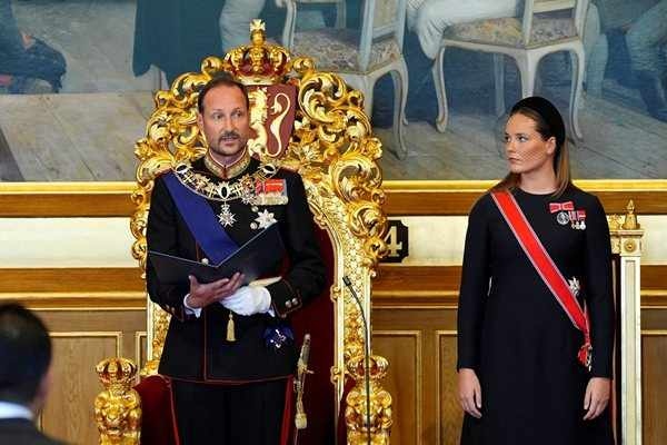 Новият крал на Норвегия Хокон VIII положи клетва пред парламента 