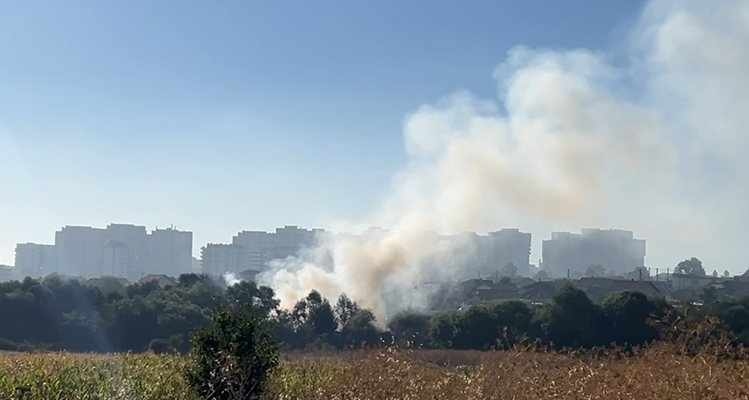 Гори незаконно сметище в столичния кв. Филиповци