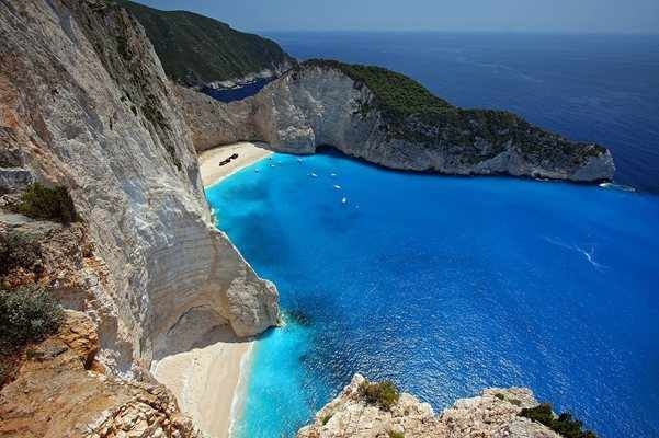 Кораб с 9 българи на борда се удари в риболовна лодка край Закинтос