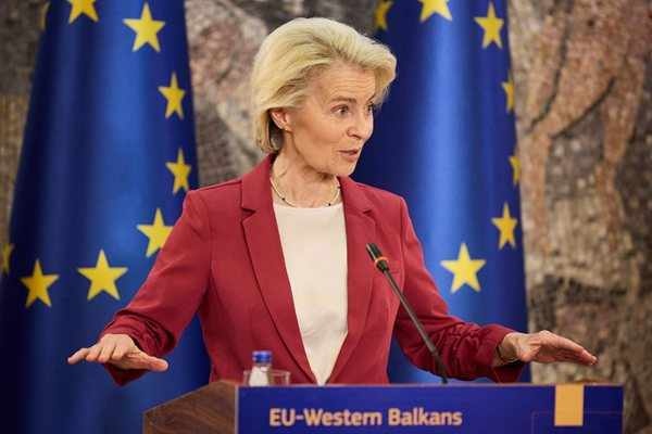 Урсула Фон дер Лайен посъветвала Мицкоски да преговаря с Велислава Петрова за Северна Македония в ЕС