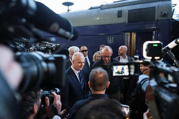 Русия атакува Киев с дронове след пристигането на Мерц