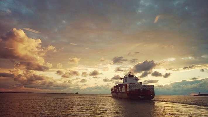 Търговски кораб потъва в Черно море край Румъния след атака с дрон