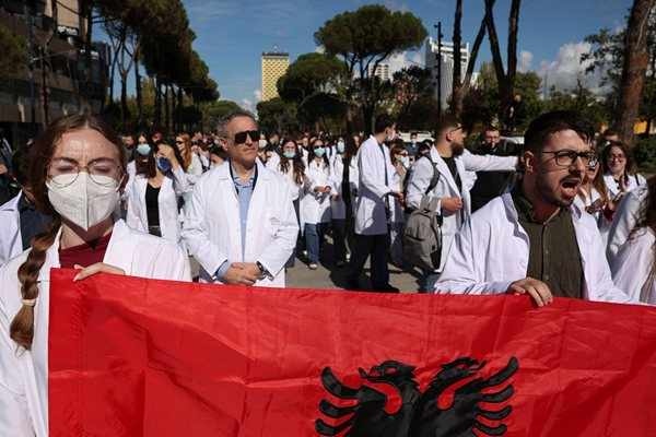 Не спират протестите в Албания, премиерът Еди Рама предлага софра за диалог на недоволстващите
